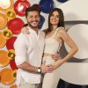 Camila Queiroz e Klebber Toledo seguirão no comando de reality show de casais da Netflix