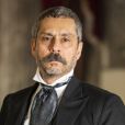 Novela 'Nos Tempos do Imperador': Nino (Raffaele Casuccio) tem vontade de colocar em livro os crimes de Tonico (Alexandre Nero)