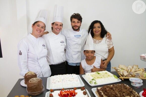 O ator posa com os ganhadores do concurso promovido pela marca e que os premia com uma cozinha mobiliada