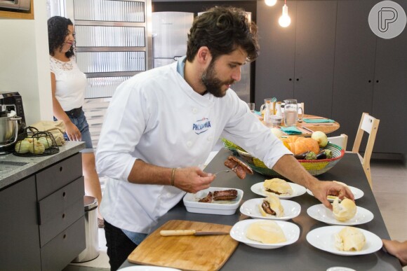 Bruno Gagliasso mostra seus dotes culinários durante a ação "Philadelphia transforma sua cozinha", nesta segunda-feira, 1 de dezembro de 2014, em São Paulo