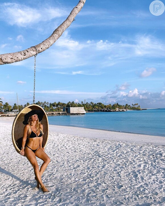 Giovanna Ewbank escolheu biquíni preto cheio de estilo e valorizou corpo em foto nas Maldivas