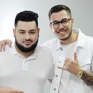 Dom Vittor e Gustavo, irmão de Marília Mendonça, posaram no bastidor do show 'Festa do Branco', em São Paulo, em 10 de dezembro de 2021