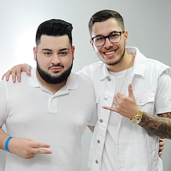 Dom Vittor e Gustavo, irmão de Marília Mendonça, posaram no bastidor do show 'Festa do Branco', em São Paulo, em 10 de dezembro de 2021