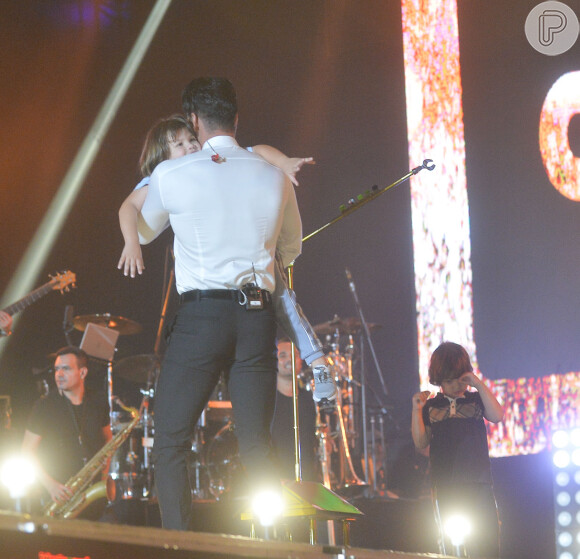 Gusttavo Lima abraça Gabriel em palco de show em São Paulo