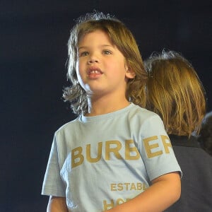 Filhos de Gusttavo Lima, Gabriel e Samuel sobem ao palco de show do pai