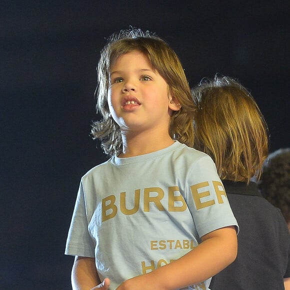 Filhos de Gusttavo Lima, Gabriel e Samuel sobem ao palco de show do pai