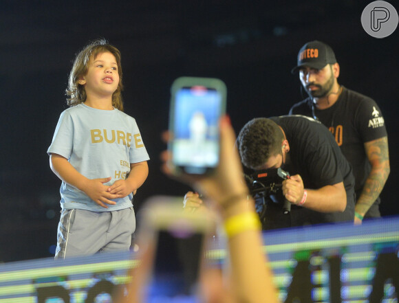 Gabriel, filho de Gusttavo Lima e Andressa Suita, sobe ao palco do sertanejo em show