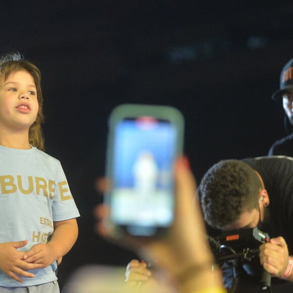 Gabriel, filho de Gusttavo Lima e Andressa Suita, sobe ao palco do sertanejo em show