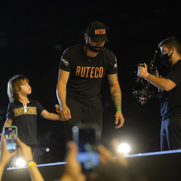 Filho de Gusttavo Lima e Andressa Suita, Samuel deixa palco com integrante da equipe do Embaixador