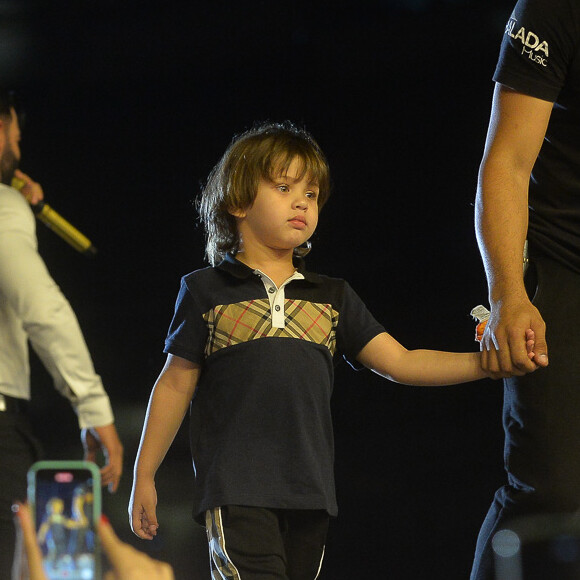 Filho de Gusttavo Lima e Andressa Suita, Samuel deixa palco com integrante da equipe do cantor