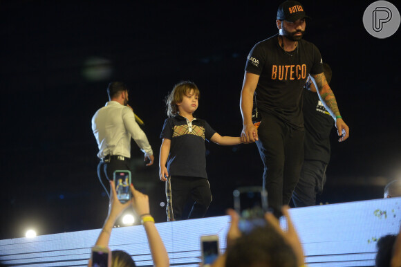 Filhos de Gusttavo Lima e Andressa Suita sobem ao palco em show do cantor