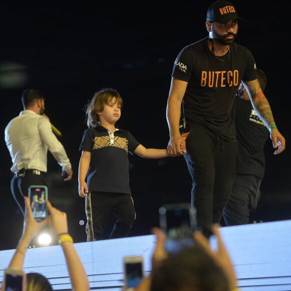 Filhos de Gusttavo Lima e Andressa Suita sobem ao palco em show do cantor
