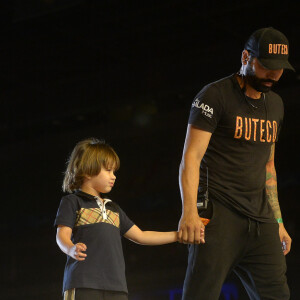 Filhos de Gusttavo Lima e Andressa Suita, Gabriel e Samuel sobem ao palco em show