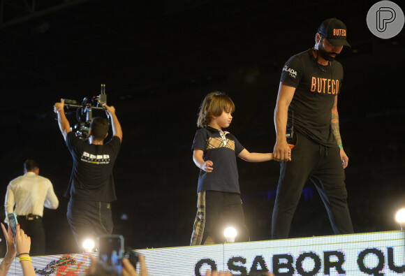 Filhos de Gusttavo Lima e Andressa Suita, Gabriel e Samuel sobem ao palco em show