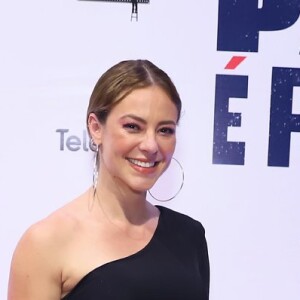 Paolla Oliveira usou vestido com recorte e uma fenda até o quadril