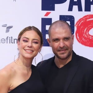 Paolla Oliveira e Diogo Nogueira prestigiaram à première do filme 'Papai é Pop'