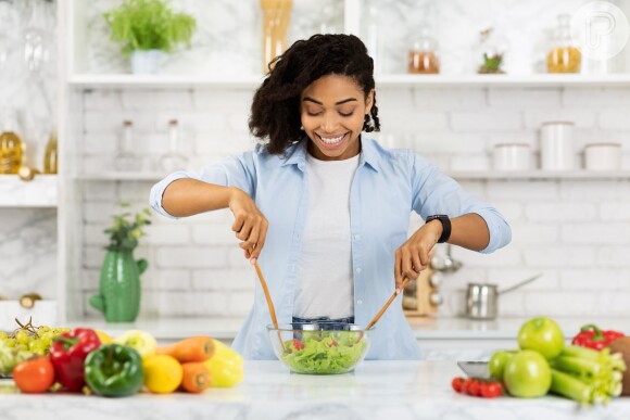 Que tal preparar uma salada antes de ir à reunião em família? Nutróloga aconselha prato saudável!