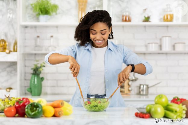 Que tal preparar uma salada antes de ir à reunião em família? Nutróloga aconselha prato saudável!