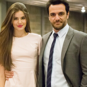 Camila Queiroz contracenou com Rodrigo Lombardi em 'Verdades Secretas'