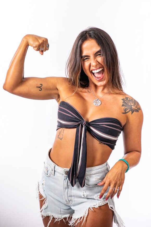 Carol Peixinho vibrou ao pegar o buquê da amiga