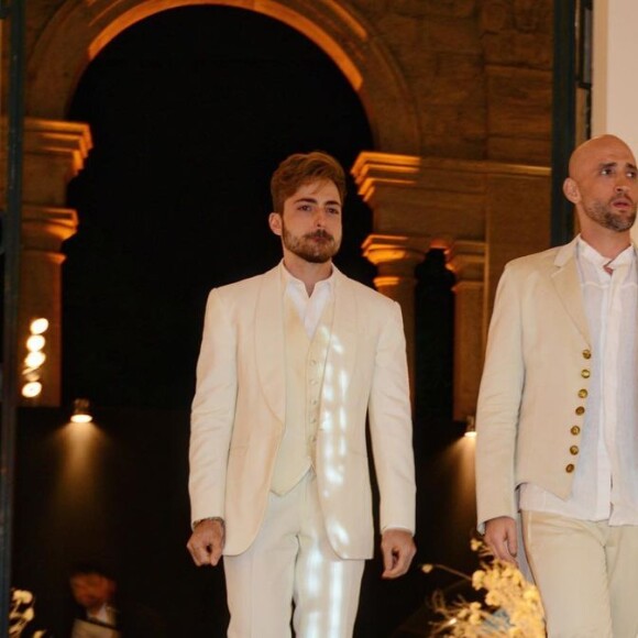 Thales Bretas resgatou uma série de fotos do casamento com Paulo Gustavo para homenageá-lo
