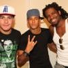 Neymar posa ao lado do ator Thiago Martins, que comanda o grupo Trio Ternura