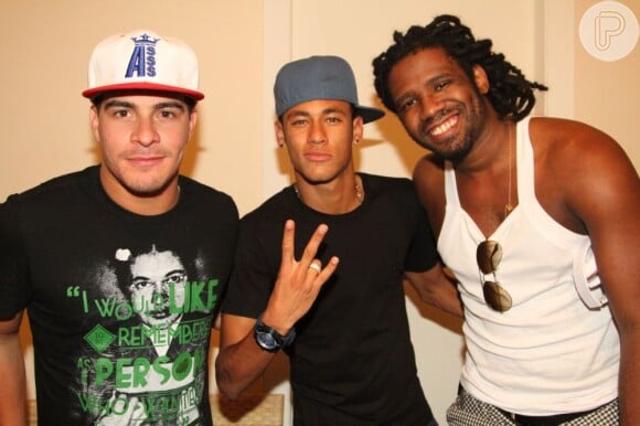 Neymar posa ao lado do ator Thiago Martins, que comanda o grupo Trio Ternura