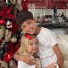 Eliana publicou uma foto dos filhos ao lado da árvore de natal, montada este ano