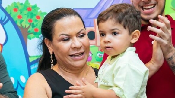 Mãe de Marília Mendonça rebate seguidora que apontou 'semblante triste' do filho da cantora