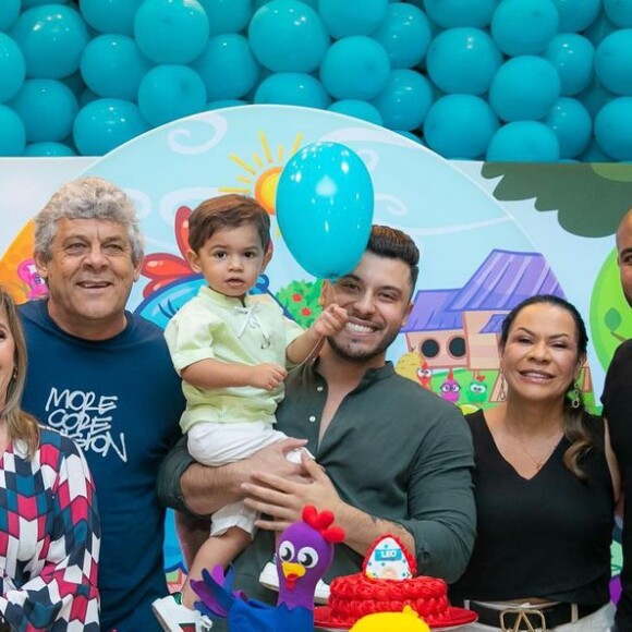 Filho de Marília Mendonça posa com a família em festa