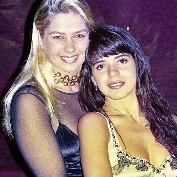 Sem citar o nome de Mara Maravilha, Adriane Galisteu respondeu: 'Eu e meu nariz mais uma vez...'