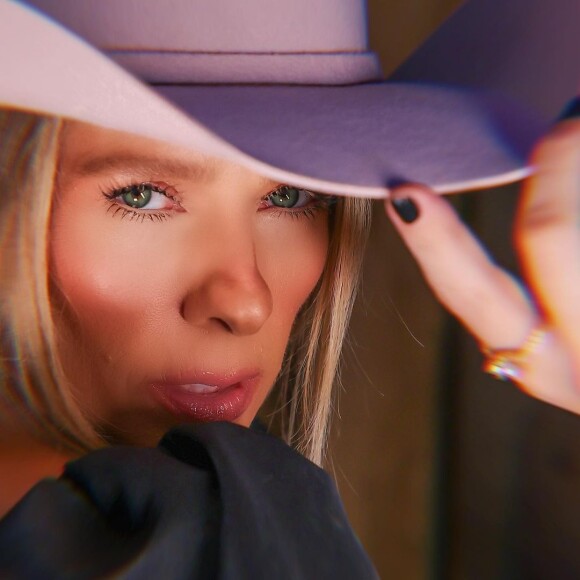 Adriane Galisteu: 'Não deixar que pessoas inseguras te coloquem pra baixo é um ato de amor consigo mesmo'