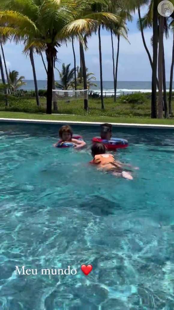 Andressa Suita, Gabriel e Samuel se divertem na piscina de um hotel na Bahia