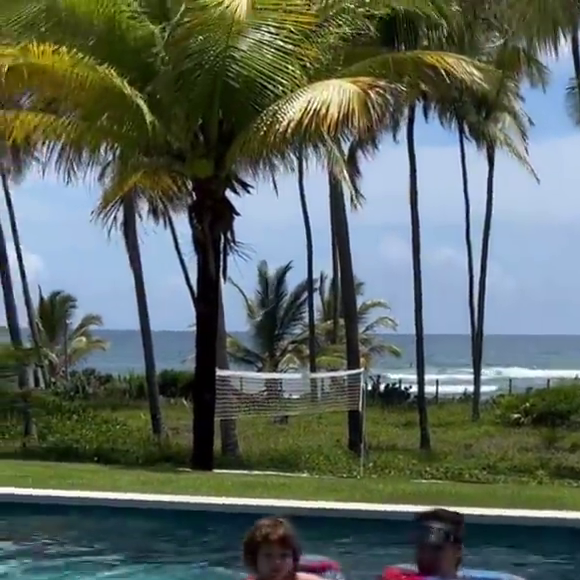 Andressa Suita, Gabriel e Samuel se divertem na piscina de um hotel na Bahia