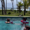 Gabriel, filho mais velho de Andressa Suita e Gusttavo Lima, faz bagunça na piscina
