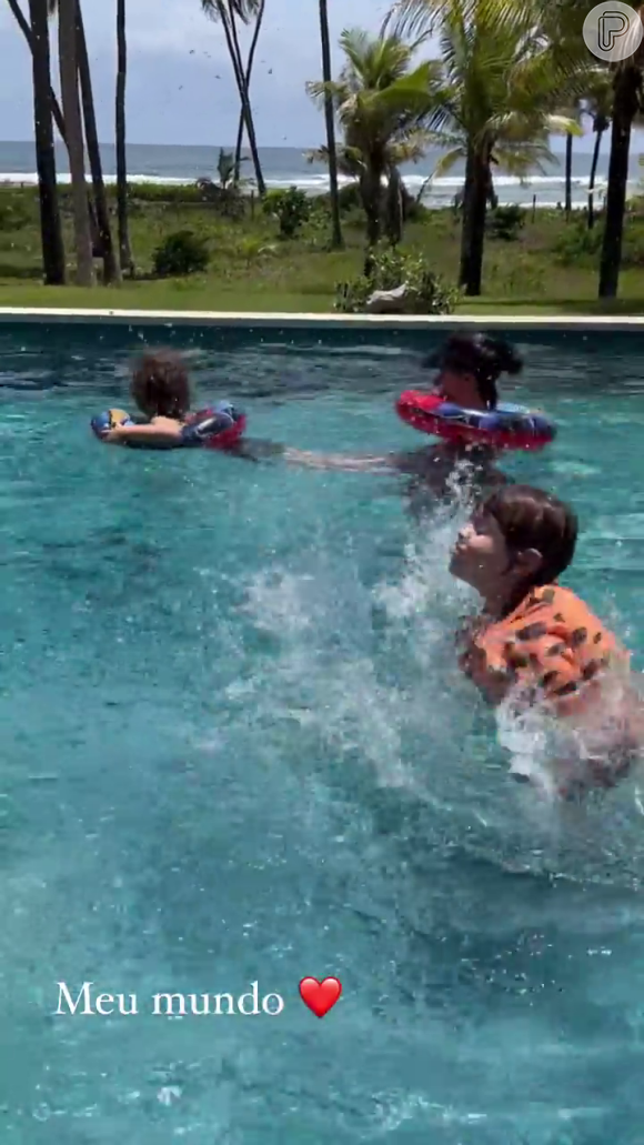 Gabriel, filho mais velho de Andressa Suita e Gusttavo Lima, faz bagunça na piscina