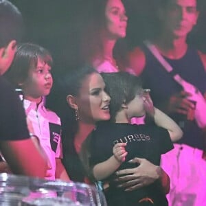 Andressa Suita, Gabriel e Samuel acompanharam Gusttavo Lima nos bastidores de um show no Rio de Janeiro