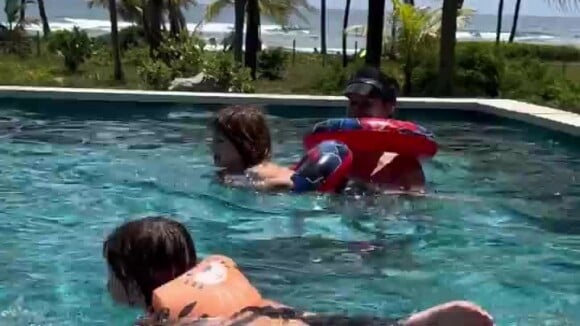 Andressa Suita e os filhos, Gabriel e Samuel, se divertem em piscina