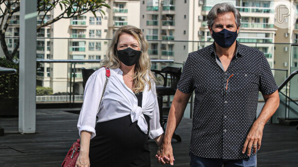 Edson Celulari passeou com a mulher, Karin Roepke, em shopping do Rio de Janeiro nesta quarta-feira, 29 de dezembro de 2021