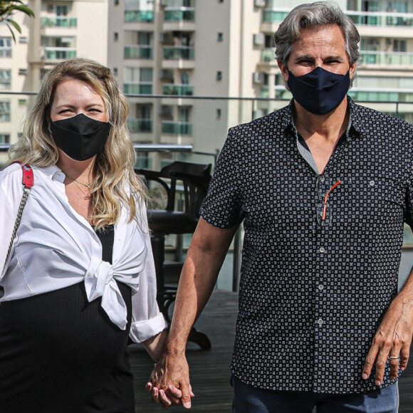 Edson Celulari passeou com a mulher, Karin Roepke, em shopping do Rio de Janeiro nesta quarta-feira, 29 de dezembro de 2021