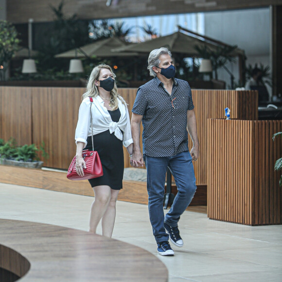 Edson Celulari circulou de mãos dadas com a mulher, Karin Roepke