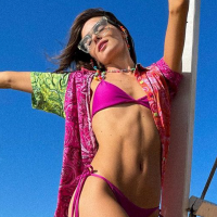 Camila Queiroz exibe barriga sarada em cliques arrasadores de biquíni. Fotos!