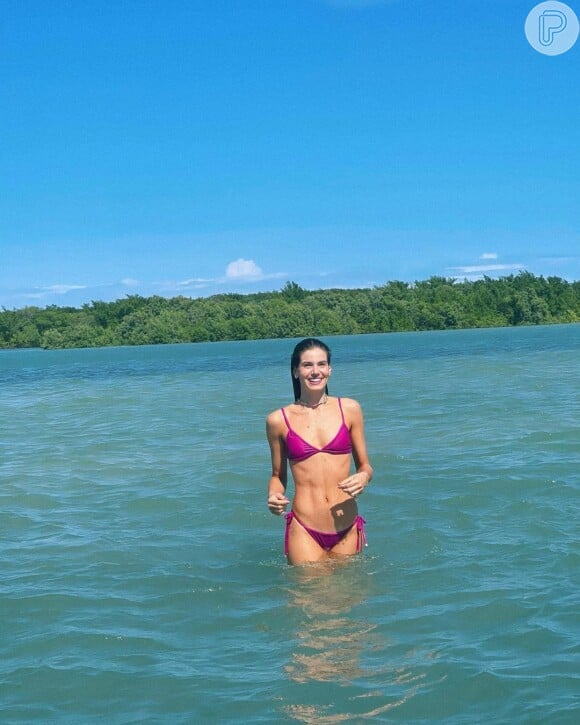 De biquíni, Camila Queiroz abriu álbum de fotos de viagem para destino paradisíaco