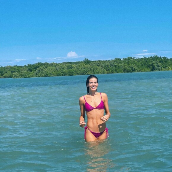 De biquíni, Camila Queiroz abriu álbum de fotos de viagem para destino paradisíaco
