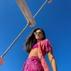 Moda praia: Camila Queiroz elegeu biquíni rosa cortininha e completou o look com uma saída de praia estampada