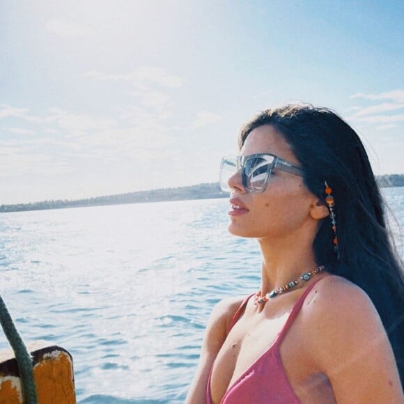 De biquíni, Camila Queiroz curte as praias de Pipa, no Rio Grande do Norte