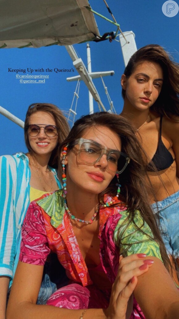 Camila Queiroz levou as irmãs, Caroline Queiroz e Melina Queiroz, para viagem em destino paradisíaco