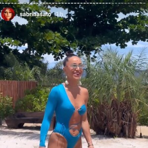 Sabrina Sato combina maiô cut out, óculos espelhados e brinco de conchas em look de moda praia