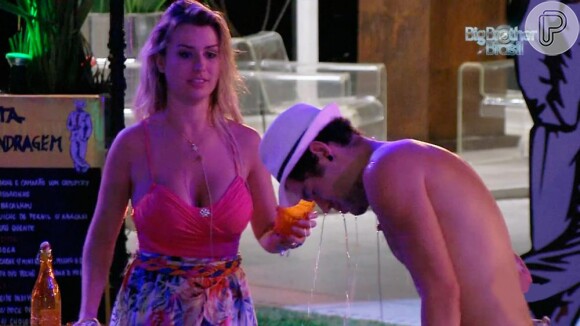 Fernanda se excede na bebida durante a festa da noite do 'BBB13' e joga bebida no rosto de Nasser, em 13 de março de 2013