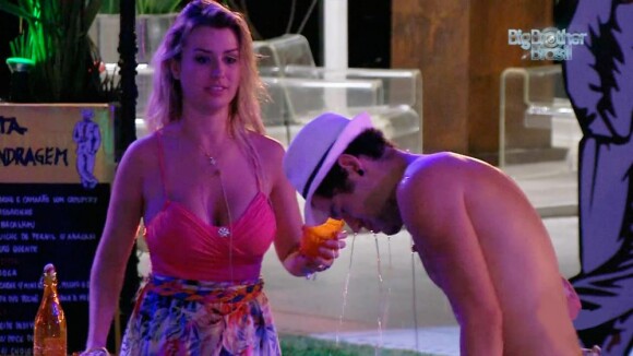 'BBB13': Fernanda joga bebida na cara de Nasser e termina noite de mal com André